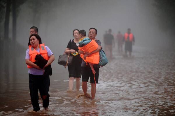 بارش سیل‌آسا در پکن حداقل ۲۰ قربانی گرفت+عکس