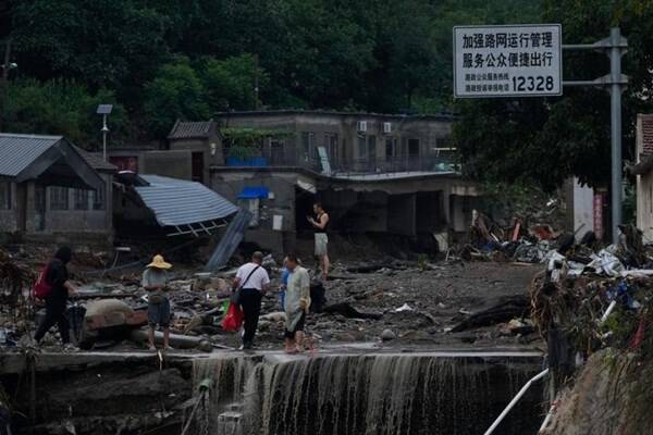 بارش سیلآسا در پکن حداقل ۲۰ قربانی گرفت+عکس