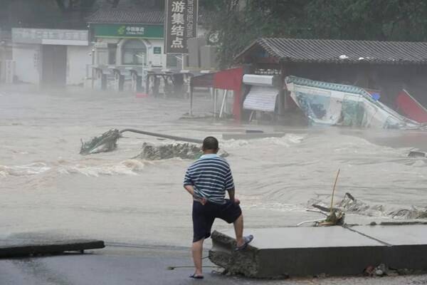 بارش سیل‌آسا در پکن حداقل ۲۰ قربانی گرفت+عکس