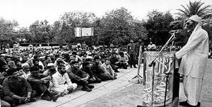 تصاویر حضور رهبر انقلاب میان سیلزدگان ایرانشهر در تابستان 57