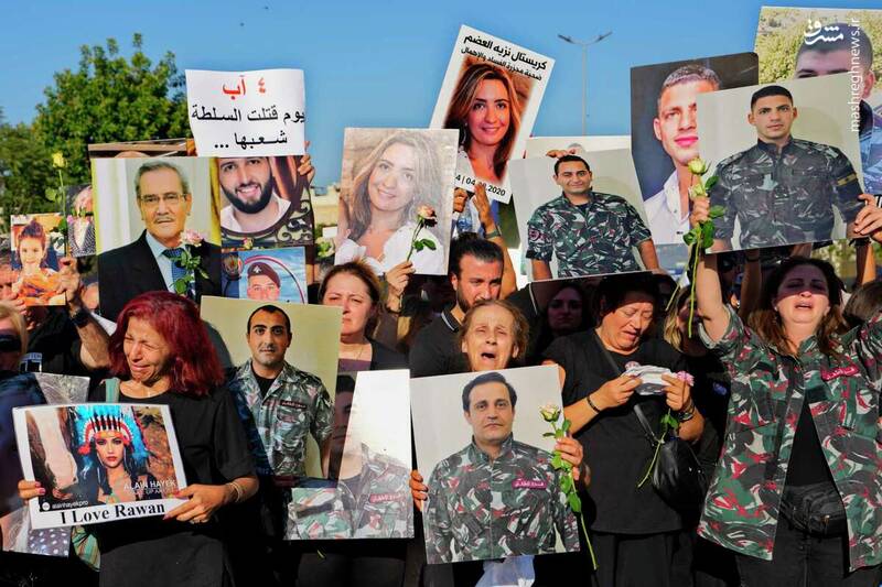 بستگان برخی از قربانیان انفجار بندر بیروت تصاویر کشته شدگان را در راهپیمایی 4 اوت در بیروت حمل می کنند. 