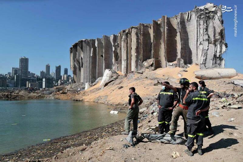 یک تیم امدادی در حال بررسی محل انفجار بندر بیروت