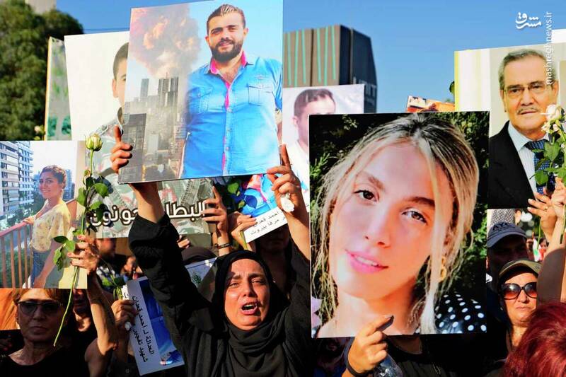 مردم و خانواده های قربانیان انفجار بندر بیروت در 4 اوت 2020، تصاویر جانباختگان را در طول راهپیمایی حمل می کنند.