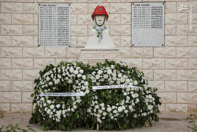 قرار دادن یک تاج گل در ایستگاه آتش نشانی بیروت در نزدیکی اسامی آتش نشانانی که در انفجار بندر بیروت در اوت 2020 کشته شدند.