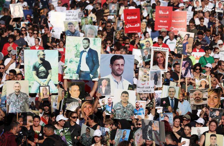 مردم و خانواده های قربانیان انفجار بندر بیروت در 4 اوت 2020، تصاویر جانباختگان را در طول راهپیمایی حمل می کنند.