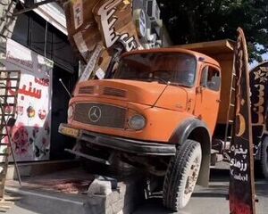 تصاویر عجیب برخورد کامیون با یک مغازه در ارومیه - کراپ‌شده