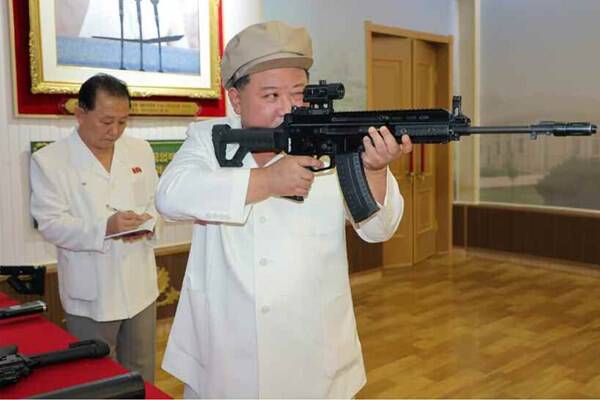 بازدید رهبر کره شمالی از کارخانه‌های اسلحه‌سازی/ تاکید کیم بر مدرن‌سازی سلاح‌های سبک+ عکس