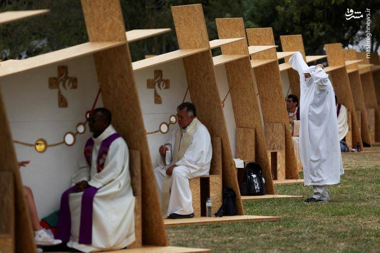 انتظار کشیشان برای مراسم اعتراف در روز جهانی جوان در لیسبون _ پرتغال