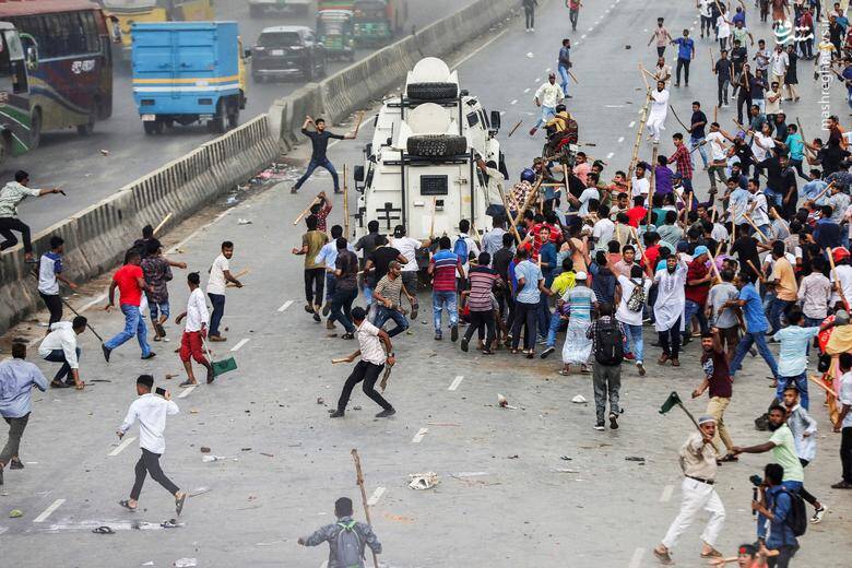 حمله معترضان به یک ماشین پلیس در داکا _  بنگلادش