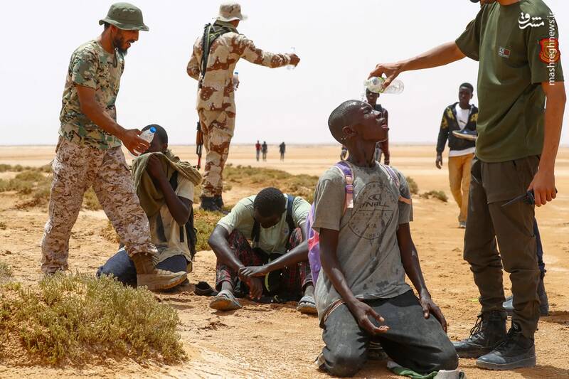 آبرسانی مرزبانان لیبی به مهاجران آفریقایی در  مرز لیبی و تونس