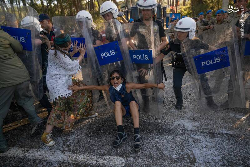 مقاومت عجیب یک معترض در مقابل پلیس ضد شورش در ایلیزکوی _ ترکیه