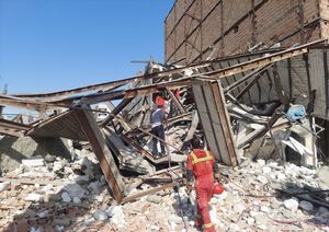 عملیات جست‌وجو مفقودین از زیر آوارهای ساختمان در تهران