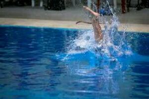 هیچ وقت با لنز چشمی شنا نکنید/ خطر عفونت قرنیه و کوری