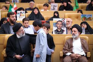 عکس/ حضور رئیسی در مراسم بزرگداشت شهدای مدافع حرم