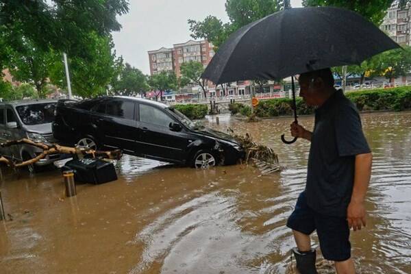 تلفات سیل در پکن به ۳۳ نفر رسید+عکس