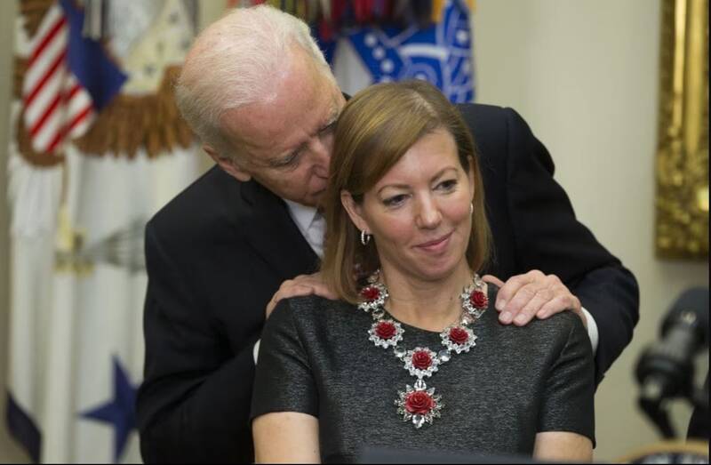 غیرتی شدن سناتور آمریکایی از رفتار زننده بایدن با همسرش+عکس