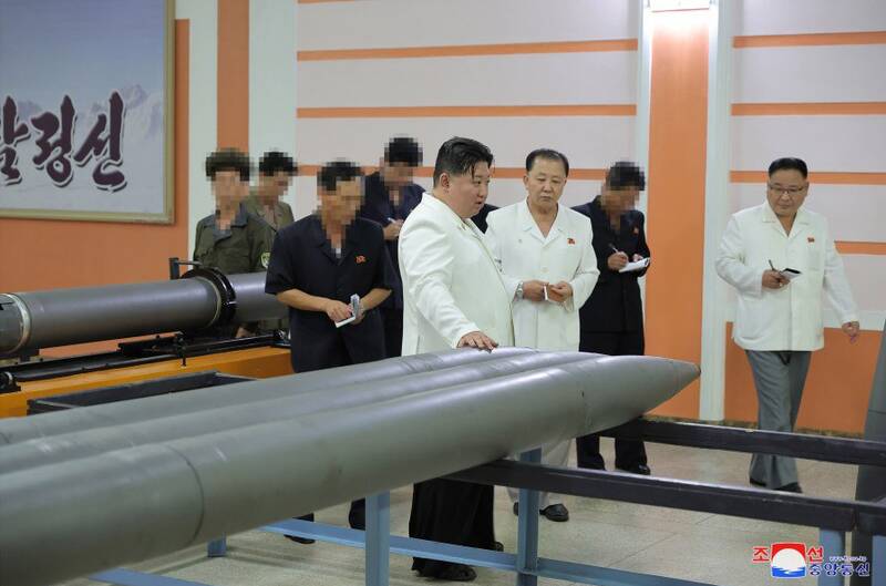 «کیم جونگ اون» خواستار افزایش تولید موشک شد+ عکس