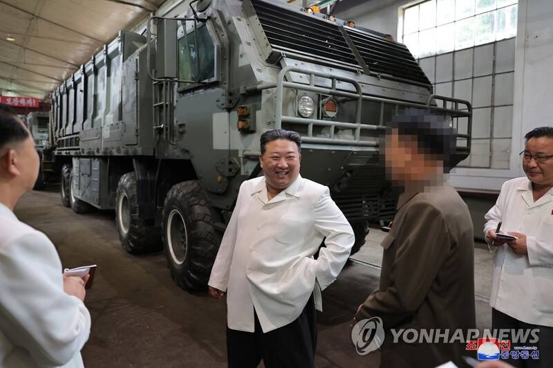 «کیم جونگ اون» خواستار افزایش تولید موشک شد+ عکس