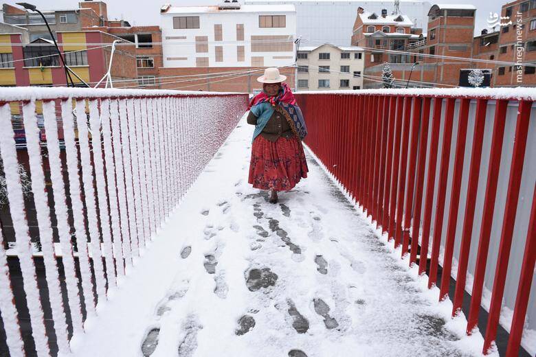 پیاده روی یک زن روی برف‌ باریده شده در ال آلتو _ بولیوی