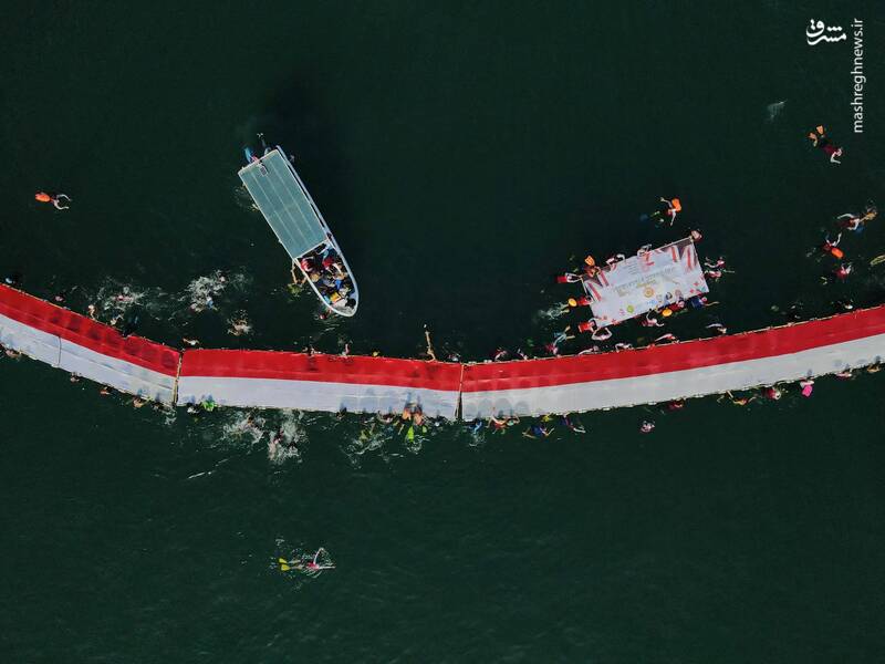 برافراشتن پرچم به طول 78 متر در دریا به مناسبت روز استقلال کشور در سولاوسی جنوبی _ اندونزی