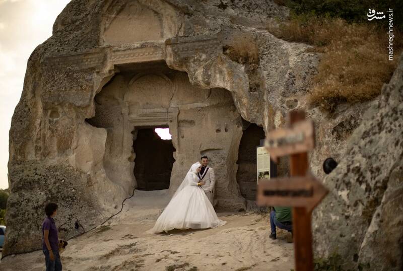 عکاسی یک زوج تازه ازدواج کرده در یک بنای تاریخی در آفیون کاراهیسار _ ترکیه