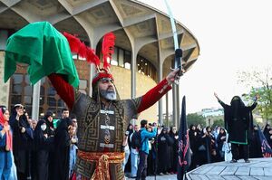 اجرای تعزیه در محوطه تئاتر شهر