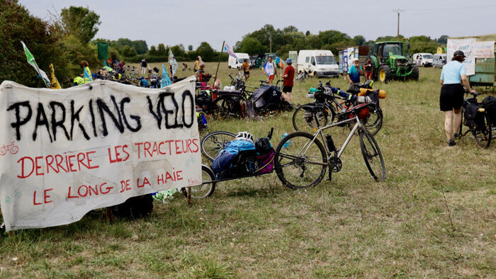 اعتراض به سیاست های آبی دولت فرانسه با دوچرخه و تراکتور