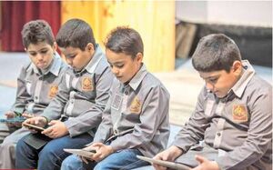 وقتی پدر و مادر و موبایل، کودک را تربیت میکنند