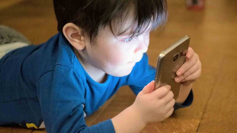 وقتی پدر و مادر و موبایل، کودک را تربیت میکنند 2