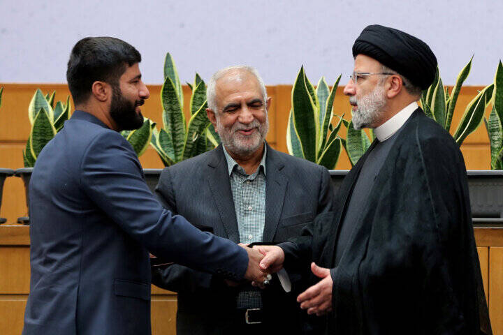 فیلم/ تجلیل رئیسی از قهرمان شاهچراغ