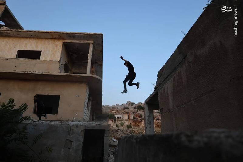 تمرین پارکور بر روی ساختمان‌های آسیب دیده از جنگ در ادلب _ سوریه
