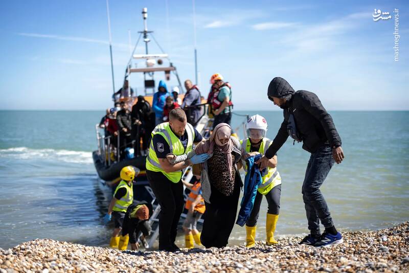 پیاده شدن پناهجویان از قایقی در دانجنس _ انگلستان