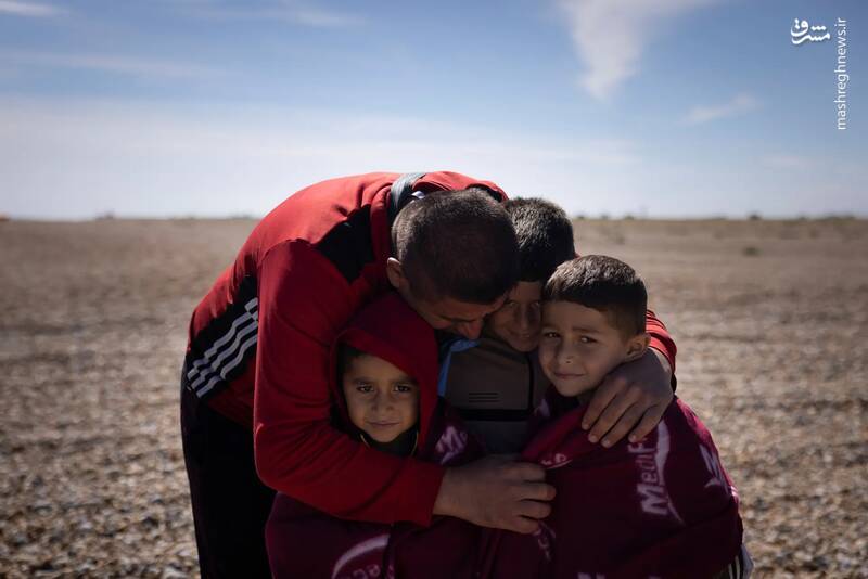 یک پدر مهاجر پس از نجات در کانال مانش فرزندان خود را در آغوش می‌گیرد./ دانجنس _  انگلستان