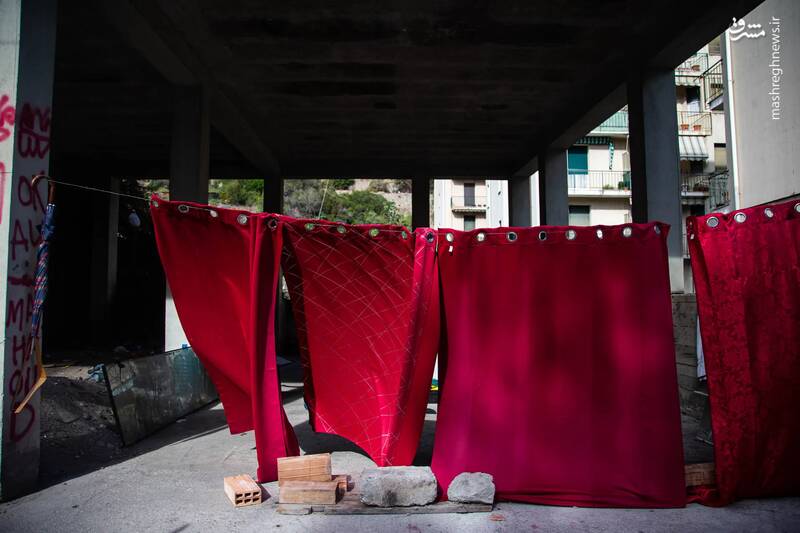 پرده‌های نصب شده توسط پناهجویان در ساختمان‌های متروکه در ونتیمیلیا _ ایتالیا
