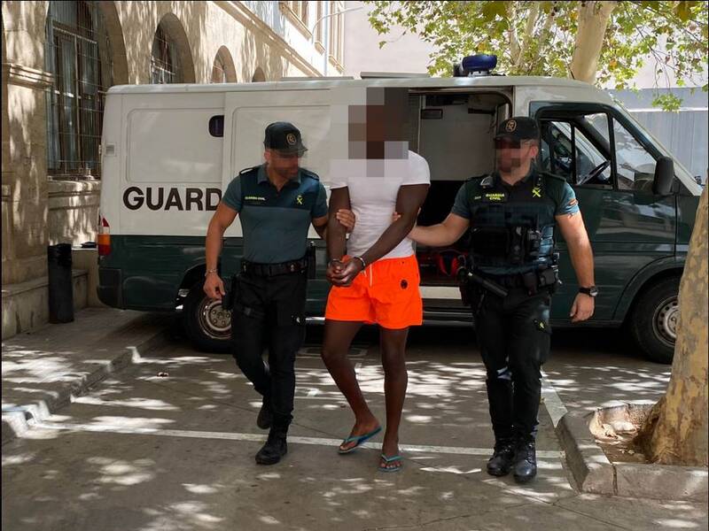 تجاوز هشت جوان «چشم و دل سیر» اروپایی به یک دختر نوجوان+عکس