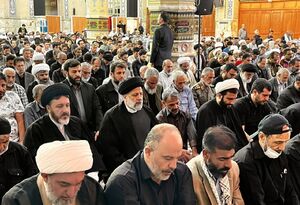 حضور رئیسی در جمع نمازگزاران مسجد جمکران