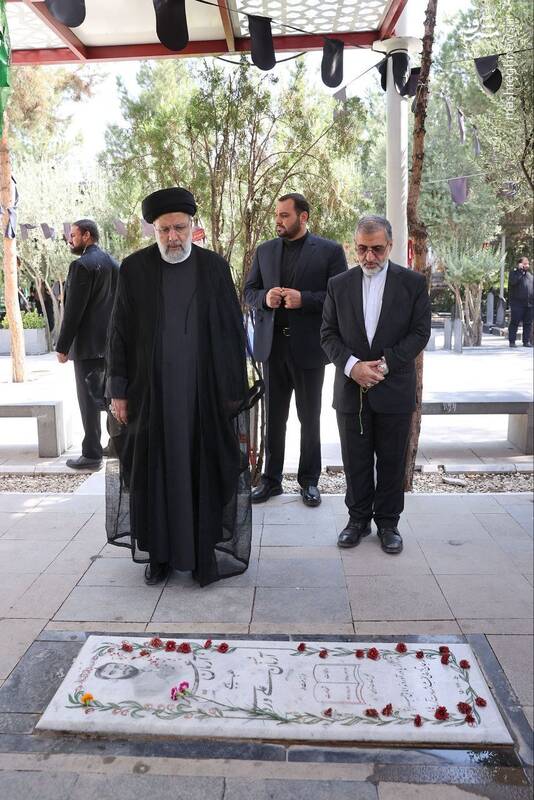 ادای احترام رئیسی به مقام والای شهدای دولت +عکس