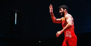 بازوبند پهلوانی بر بازوی یزدانی و گرایی