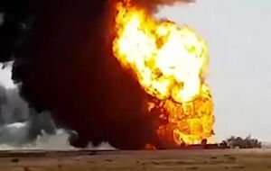 گزارشی از محل آتش‌سوزی خط انتقال نفت خام در هرمزگان