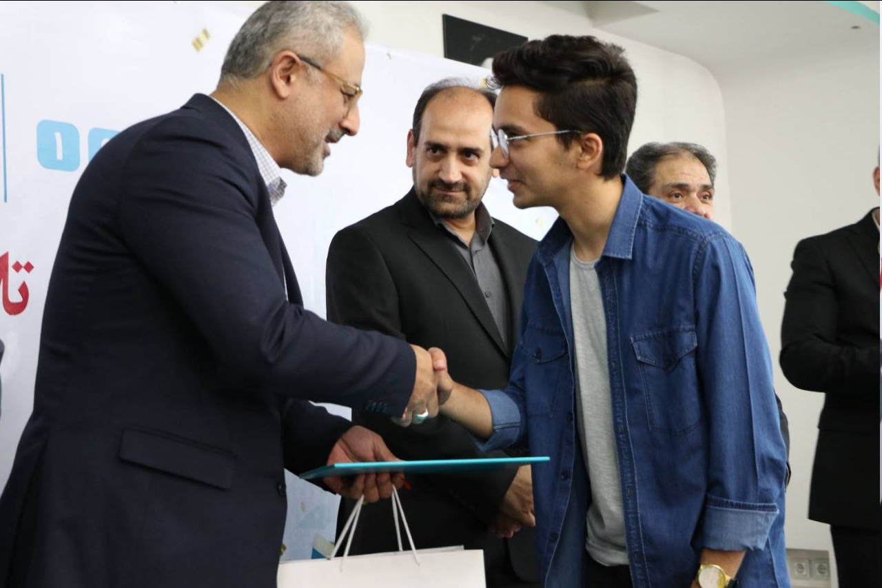 اهداء بیمهنامه زندگیبهادار بیمه دی به نفرات برتر کنکور 3