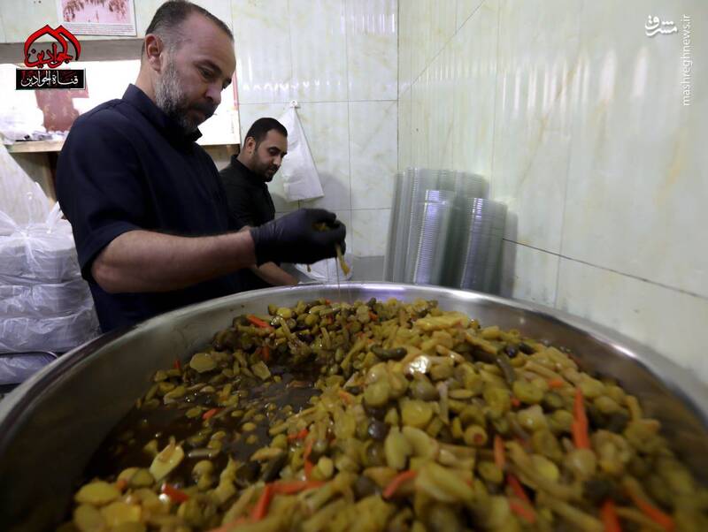 توزیع هزاران وعده غذا به زائران اربعین در کاظمین +عکس
