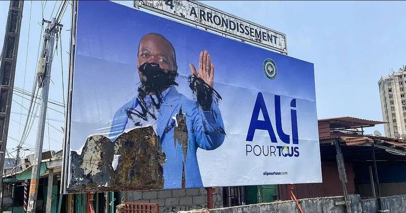 نماد استعمار فرانسه در «گابن» و دوست صمیمی مکرون برکنار شد/ تشرف علی بونگو در لژ اعظم فراماسونری فرانسه+عکس و فیلم