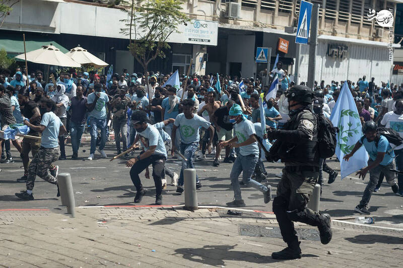 هفته سی و پنجم اعتراضات بعد از یک زد و خورد شدید در تل آویو!/ مهاجران آفریقایی هم به خیابان آمدند  + عکس