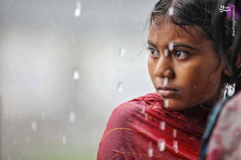 حضور یک دختر در زیر باران در داکا _ بنگلادش