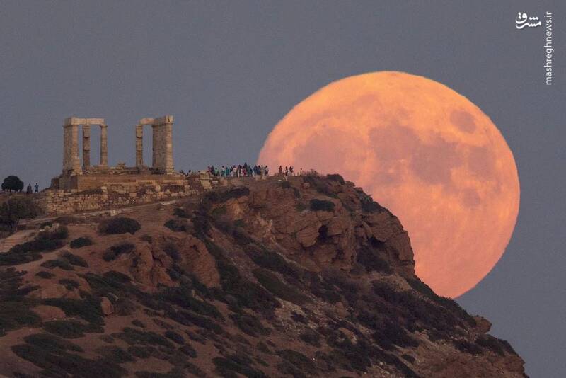 ظاهر شدن ماه کامل در پشت معبد پوزیدو در آتن _ یونان