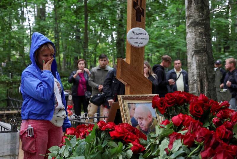 تجمع مردم در کنار قبر یوگنی پریگوژین رئیس گروه واگنر در سن پترزبورگ _ روسیه