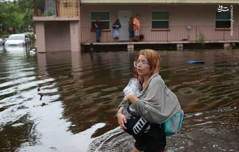 حضور یک زن در میان سیلاب در تارپون اسپرینگز _ فلوریدا