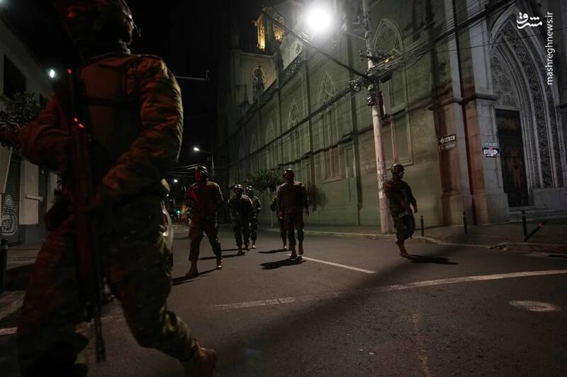سربازان به سمت خودرویی که در بیرون ساختمان وزارت زنان و حقوق بشر  در کیتو منفجر شد می روند_ اکوادور