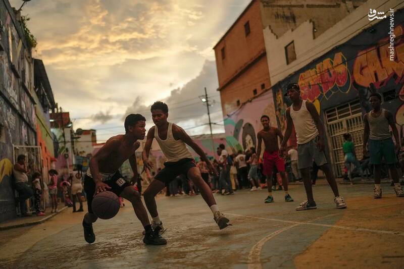 جوانان در محله سن آگوستین کاراکاس  بسکتبال بازی می‌کنند._ ونزوئلا 