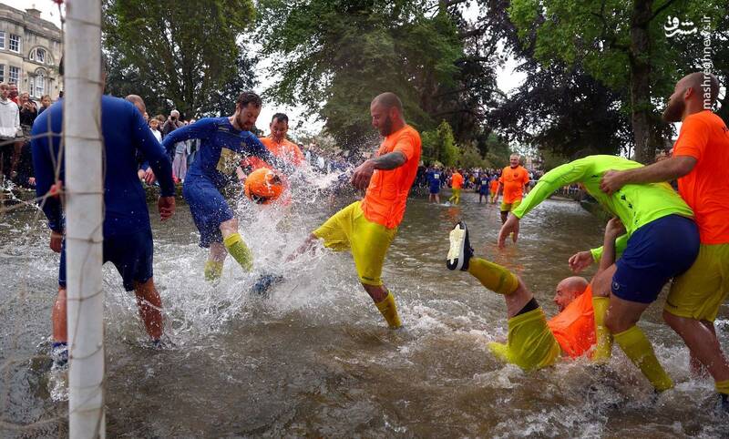 مردم در رودخانه ویندراش _ بریتانیا فوتبال بازی می‌کنند.
